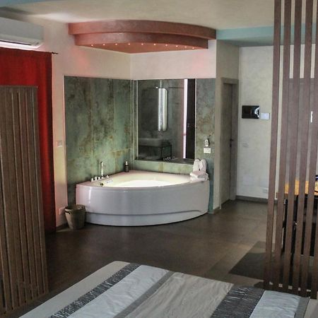 דסנזאנו דל גארדה Garda Fantasy Apartment - Jacuzzi מראה חיצוני תמונה