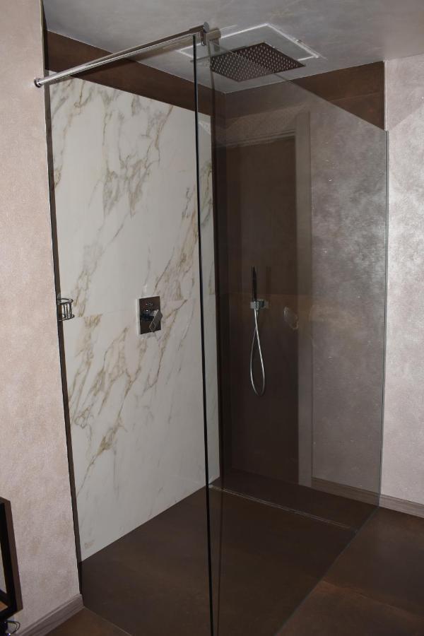 דסנזאנו דל גארדה Garda Fantasy Apartment - Jacuzzi מראה חיצוני תמונה
