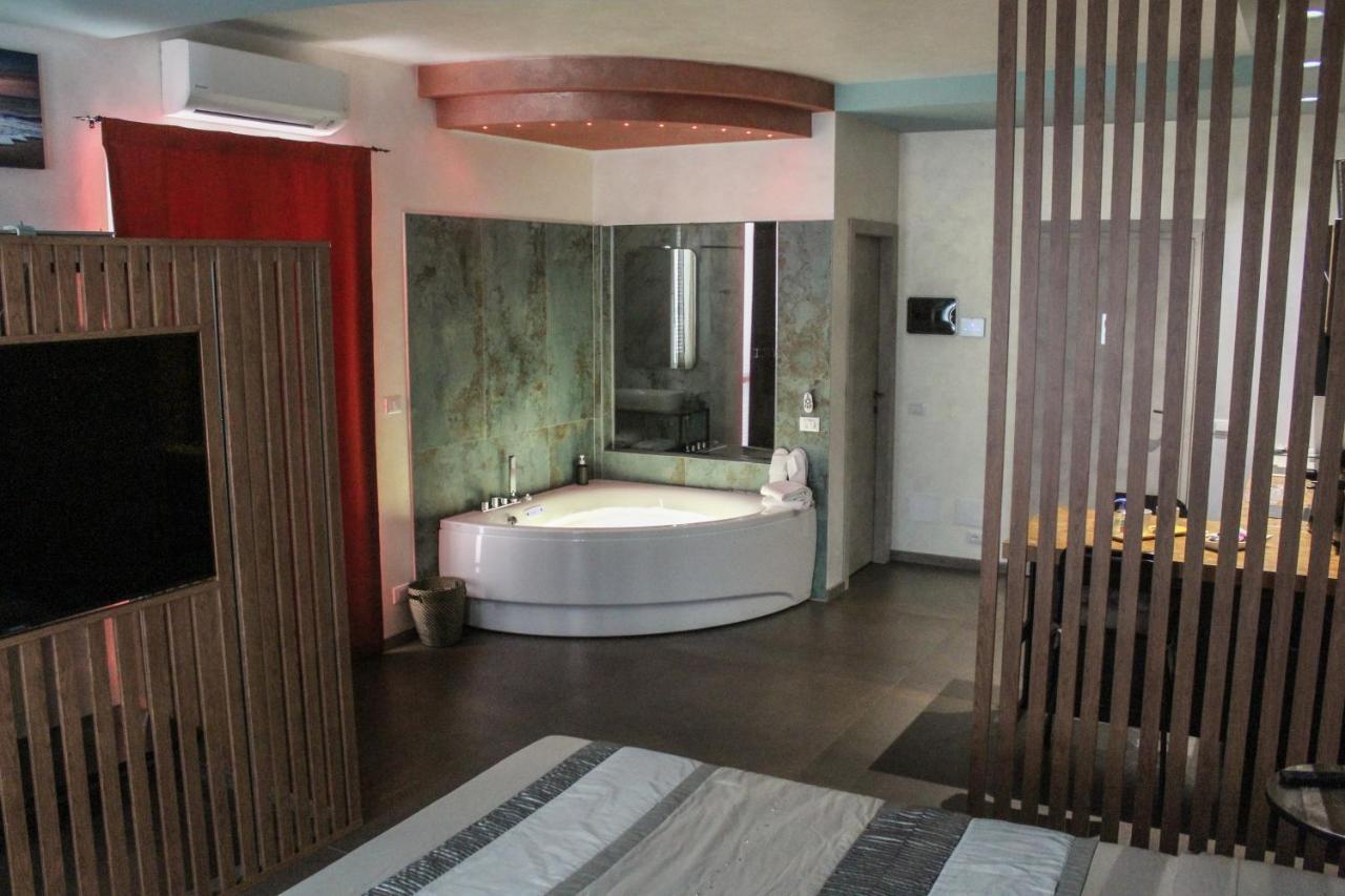 דסנזאנו דל גארדה Garda Fantasy Apartment - Jacuzzi מראה חיצוני תמונה